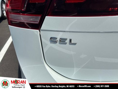 Used 2022 Volkswagen Tiguan SEL R-Line AWD/4WD image 9