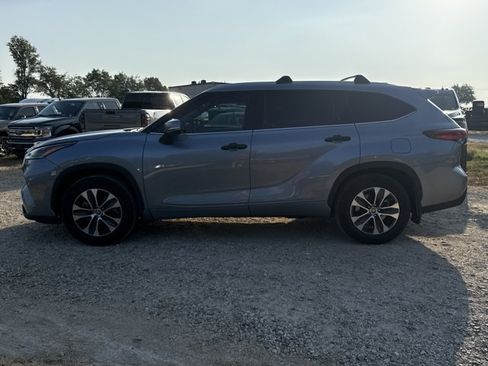 Used 2021 Toyota Highlander XLE FWD image 3