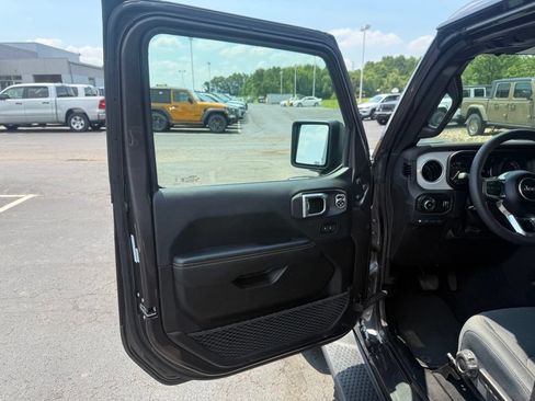 Used 2025 Jeep Wrangler Unlimited Sahara AWD/4WD image 15