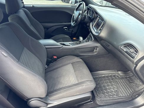 Used 2019 Dodge Challenger SXT image 27