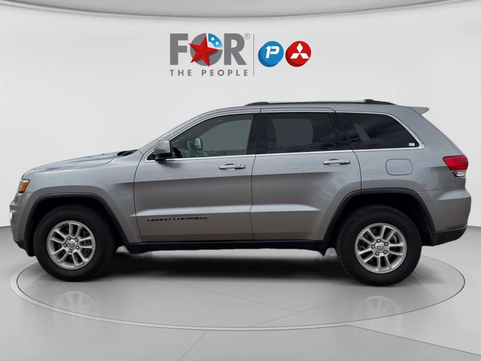 Used 2019 Jeep Grand Cherokee Laredo AWD/4WD image 2