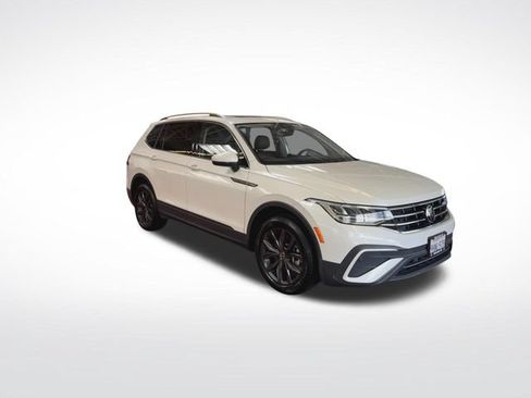 Certified 2023 Volkswagen Tiguan SE w/ Panoramic Sunroof Package FWD image 2