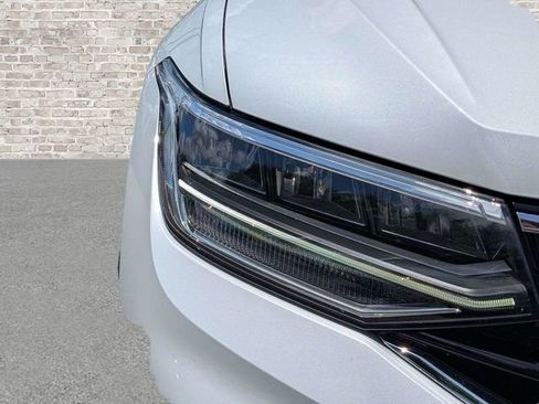 Certified 2023 Volkswagen Tiguan SE R-Line FWD image 10