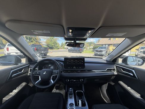 Used 2025 Mitsubishi Outlander SE AWD/4WD image 29