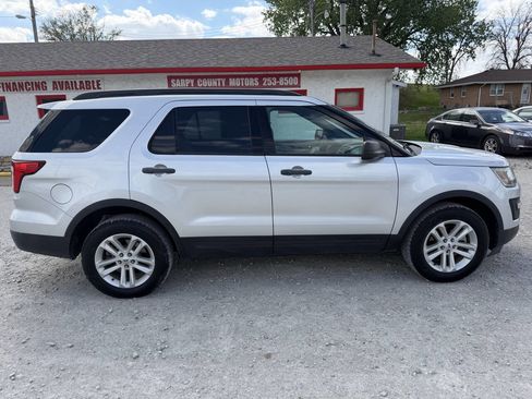 Used 2017 Ford Explorer 4WD image 2