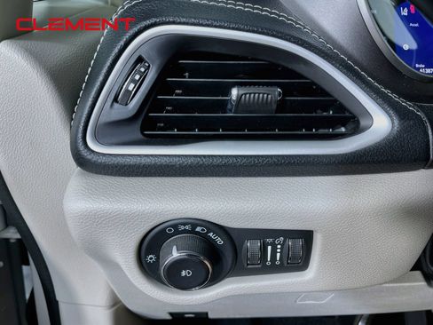 Used 2023 Chrysler Pacifica Touring-L FWD image 13