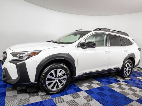 Used 2025 Subaru Outback Premium AWD/4WD image 1