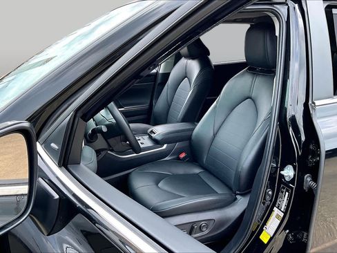 Used 2025 Toyota Highlander XLE FWD image 8