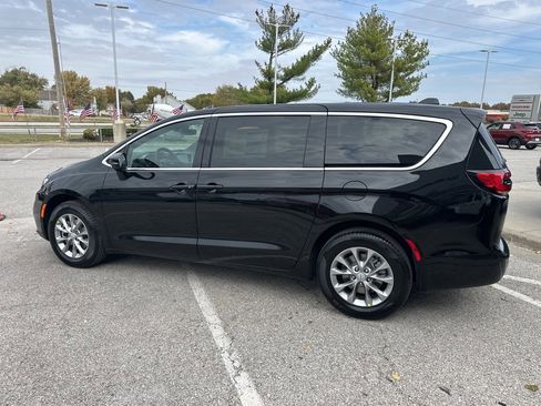 New 2026 Chrysler Pacifica Select image 20