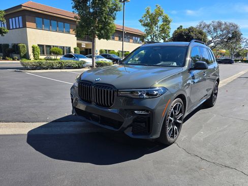 Used 2022 BMW X7 xDrive40i w/ M Sport Package image 3