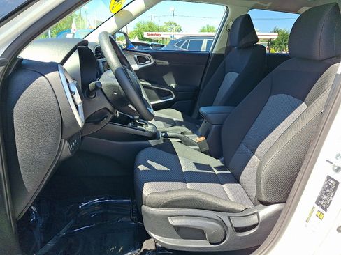 Used 2025 Kia Soul LX w/ LX Technology Package FWD image 16