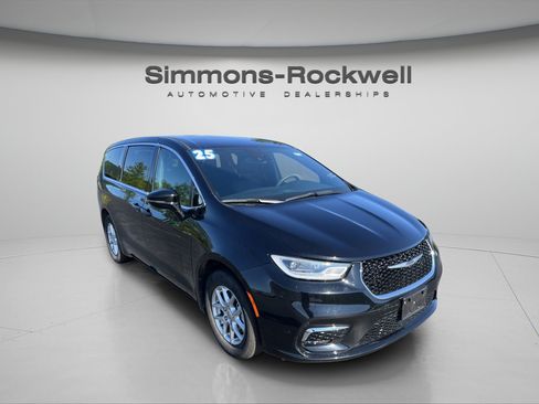 Used 2025 Chrysler Pacifica Select FWD image 7