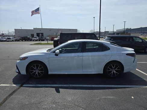 Used 2024 Toyota Camry SE image 6