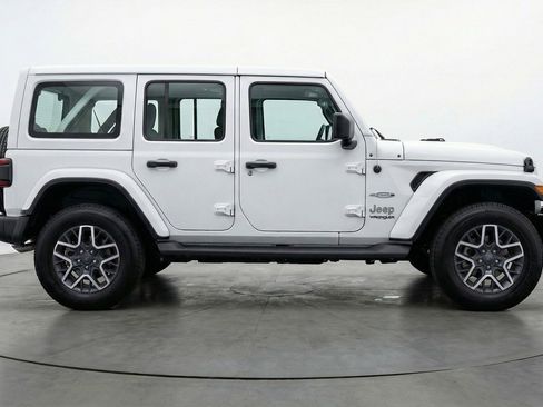 Used 2025 Jeep Wrangler Sahara image 11