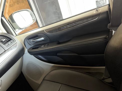 Used 2015 Chrysler Town & Country Touring FWD image 36