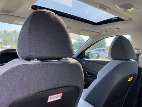 New 2025 Hyundai Elantra Limited image 31