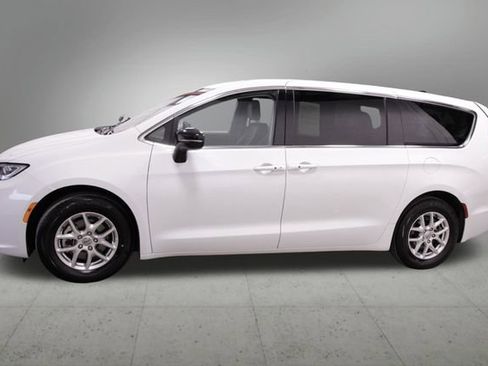 Used 2024 Chrysler Pacifica Touring-L image 2