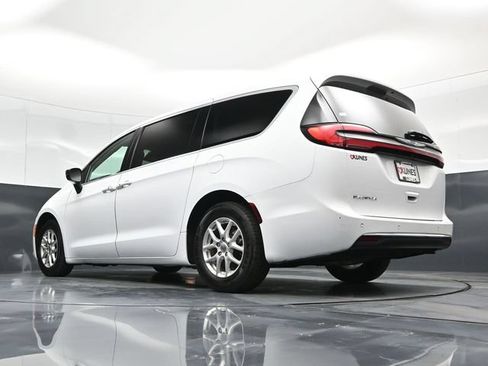 Certified 2024 Chrysler Pacifica Touring-L FWD image 65