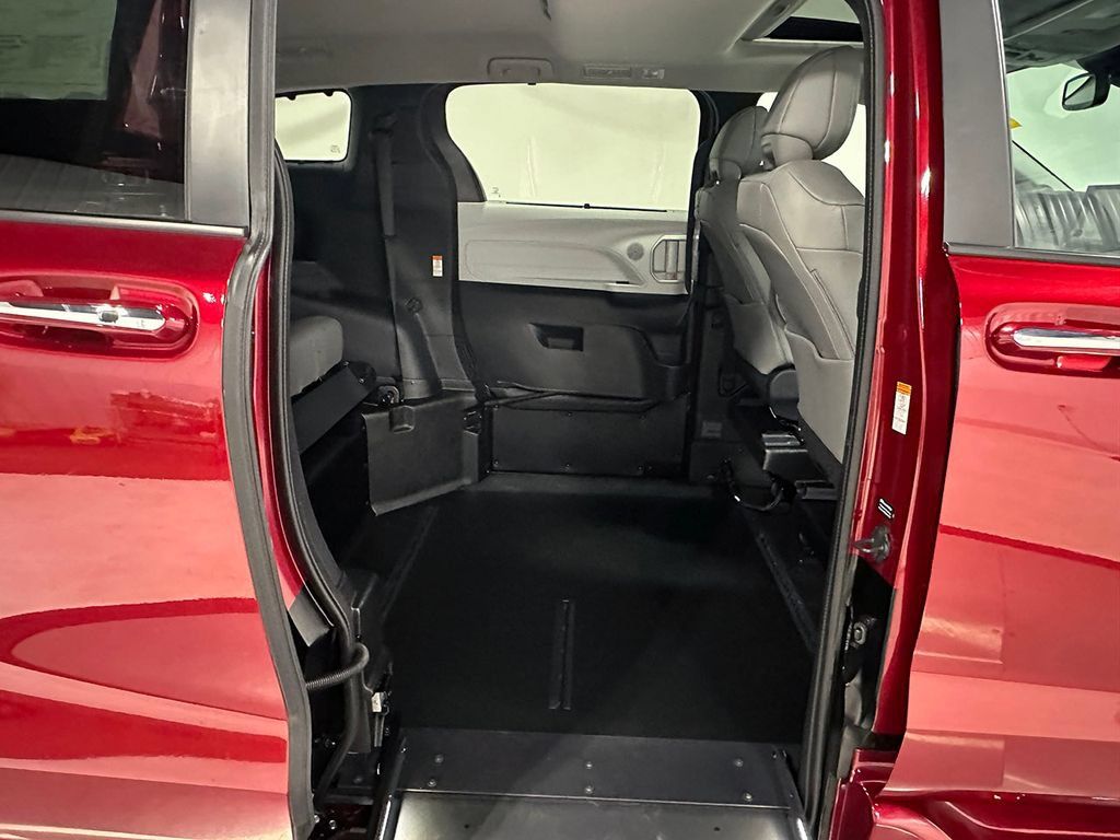 Used 2026 Toyota Sienna XLE FWD image 26