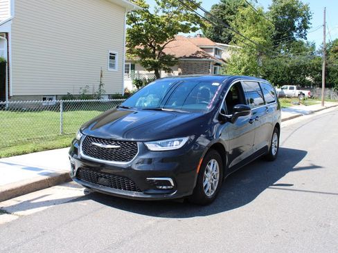 Used 2025 Chrysler Pacifica Select FWD image 3