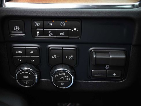 New 2026 Chevrolet Suburban Premier image 23