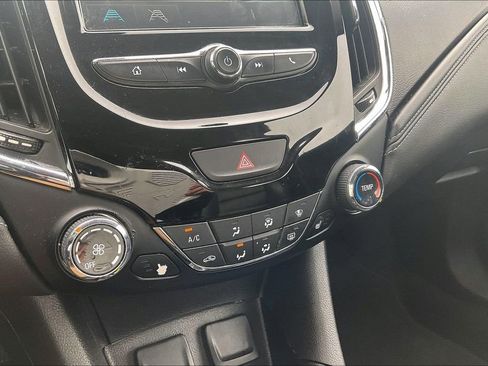 Used 2018 Chevrolet Cruze Premier image 17