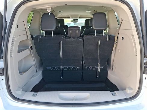 Used 2023 Chrysler Pacifica Touring-L FWD image 33