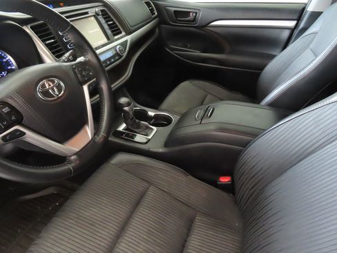 Used 2019 Toyota Highlander Plus FWD image 19