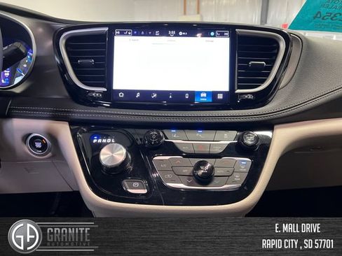 Used 2024 Chrysler Pacifica Limited FWD image 21