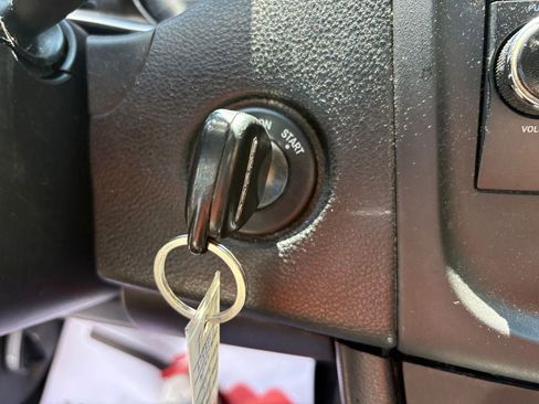 Used 2014 Dodge Avenger SE FWD image 29