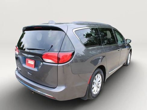 Used 2017 Chrysler Pacifica Touring-L FWD image 8