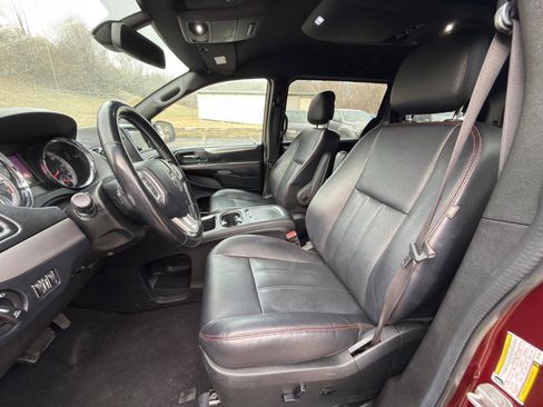 Used 2019 Dodge Grand Caravan GT image 2