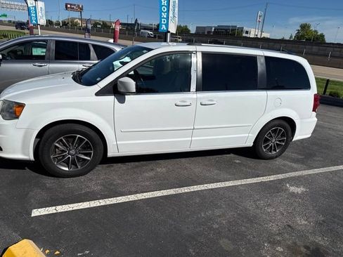 Used 2016 Dodge Grand Caravan SXT FWD image 3