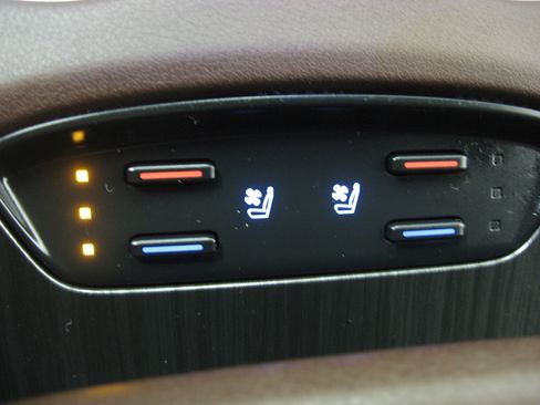 Certified 2021 Toyota Venza XLE image 18