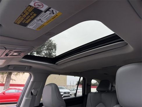 Used 2023 Toyota Highlander XLE image 26