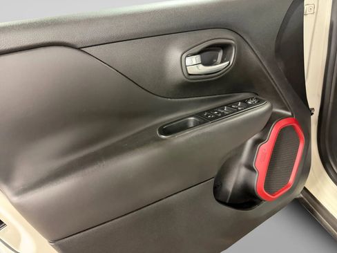 Used 2016 Jeep Renegade Trailhawk image 16