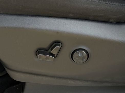 Used 2023 Chrysler Voyager LX image 25