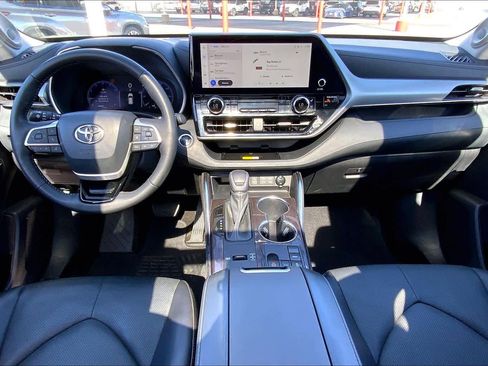 Used 2023 Toyota Highlander Platinum image 16