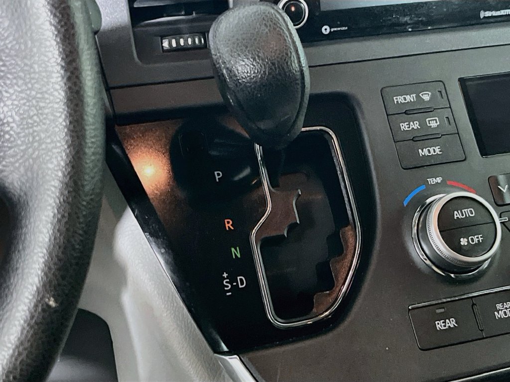 Used 2019 Toyota Sienna LE FWD image 17