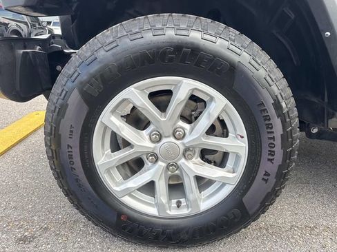 Used 2023 Jeep Gladiator Sport AWD/4WD image 9