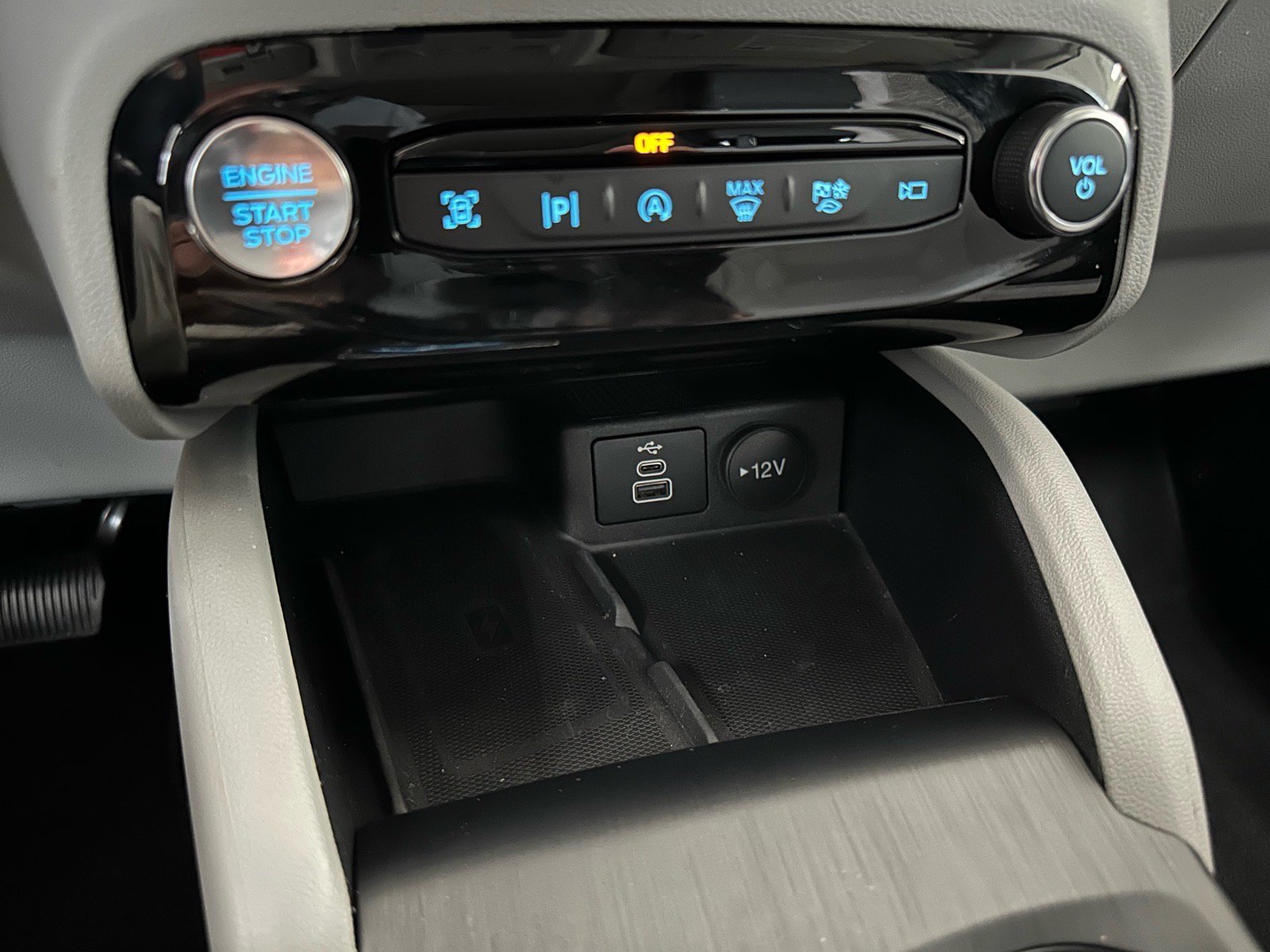Certified 2024 Ford Escape Platinum w/ Premium Technology Package AWD/4WD image 32