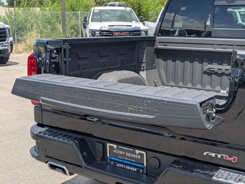 Used 2024 GMC Sierra 1500 AT4 w/ Technology Package AWD/4WD image 32