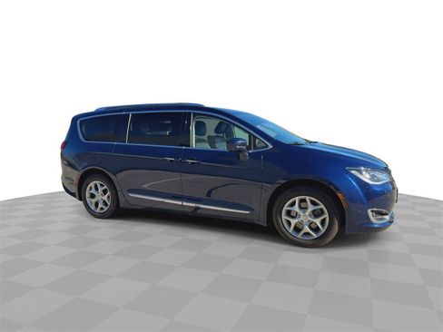 Used 2017 Chrysler Pacifica Touring-L Plus image 2