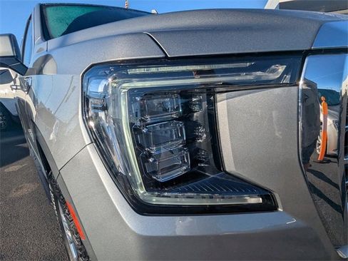 Used 2023 GMC Yukon SLT w/ SLT Premium Package image 9
