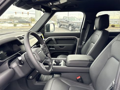New 2026 Land Rover Defender 130 X-Dynamic SE image 6