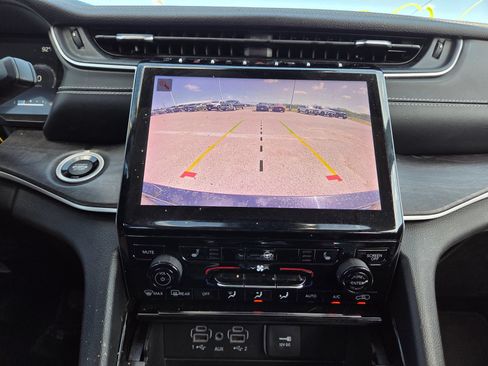Used 2023 Jeep Grand Cherokee L Limited AWD/4WD image 9
