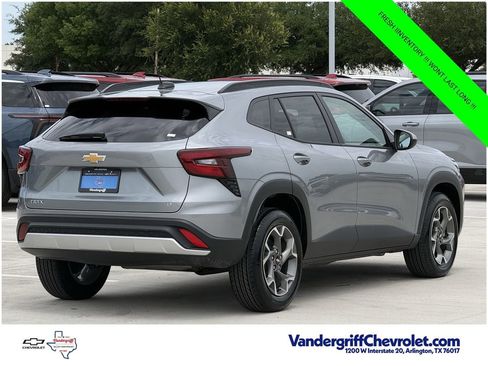 Used 2025 Chevrolet Trax LT w/ LT Convenience Package FWD image 4