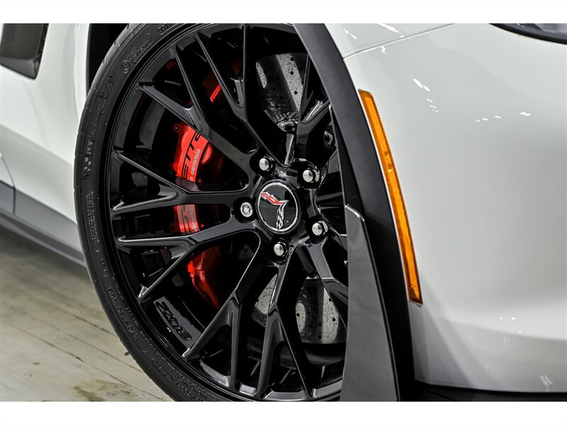 Used 2015 Chevrolet Corvette Z06 w/ 3LZ Preferred Equipment Group RWD image 3