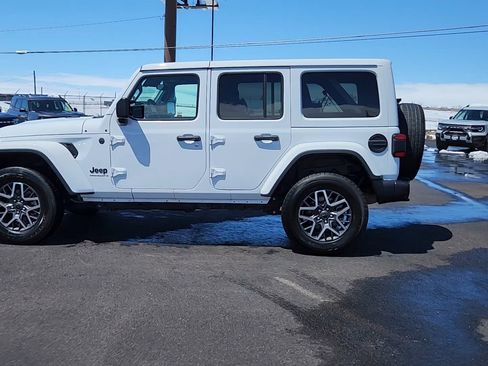 Used 2025 Jeep Wrangler Unlimited Sahara AWD/4WD image 2