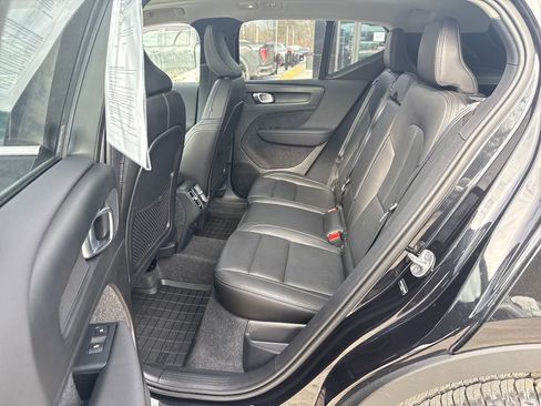 Used 2025 Volvo XC40 B5 Core image 25